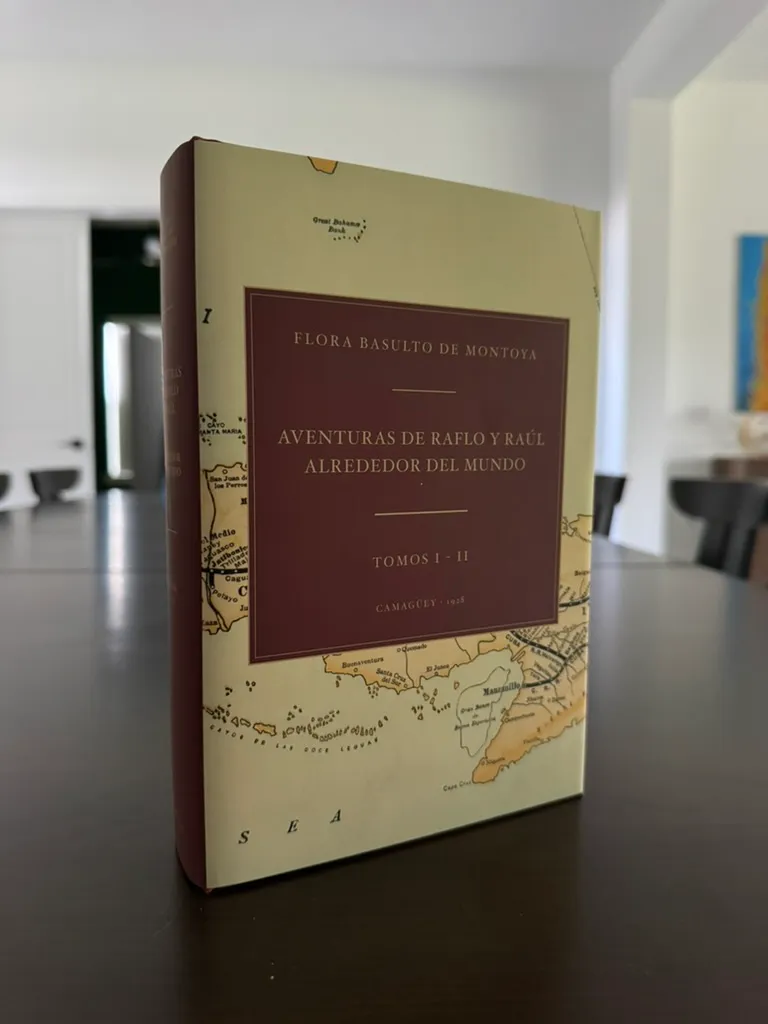 El libro impreso de pie sobre una mesa, con la sobrecubierta del mapa