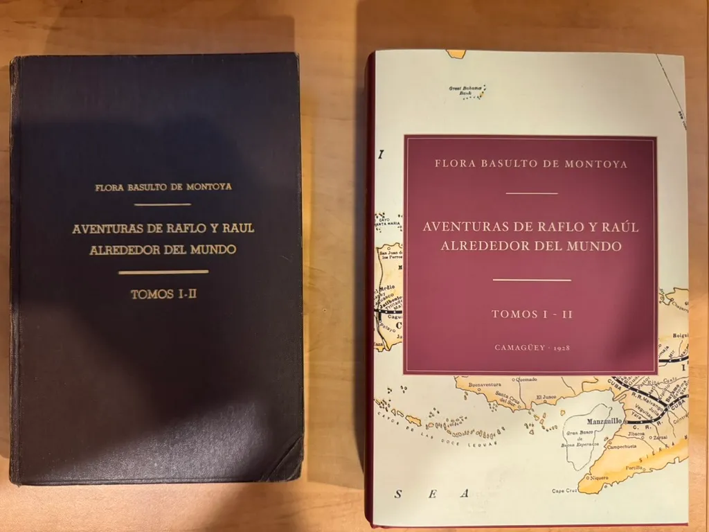 El ejemplar original de 1928, de tapas oscuras, junto al nuevo libro